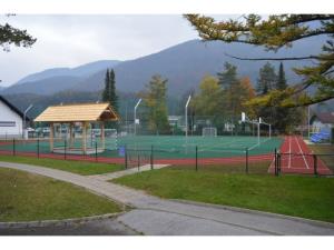 Slovesnost ob zaključku obnove športnega igrišča pri OŠ Josipa Vandota v Kranjski Gori 1